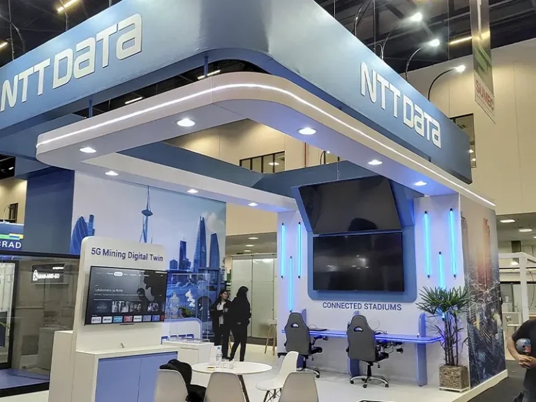 Estande NTT DATA na Futurecom 2022, onde a NLB Soluções forneceu a tecnologia e qualidade, Óculos de realidade virtual e Tvs de grande formato