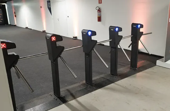 Totens de auto credenciamento com QR Code e catracas no Zanon Summit 2026 no Distrito Anhembi