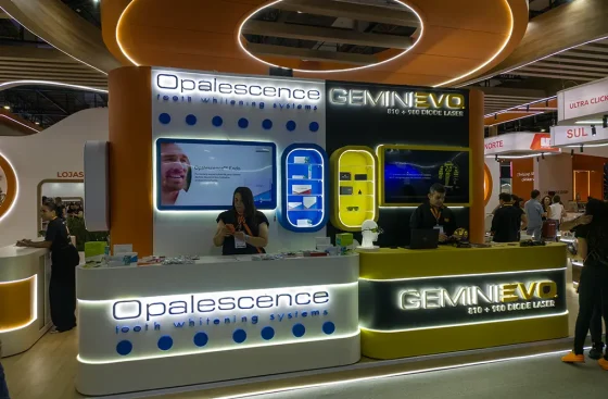 Totem interativo Android e TVs de grande formato no estande da Ultradent no CIOSP