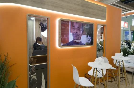 Totem interativo Android e TVs de grande formato no estande da Ultradent no CIOSP