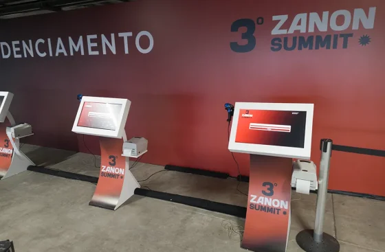 Totens de auto credenciamento com QR Code e catracas no Zanon Summit 2026 no Distrito Anhembi